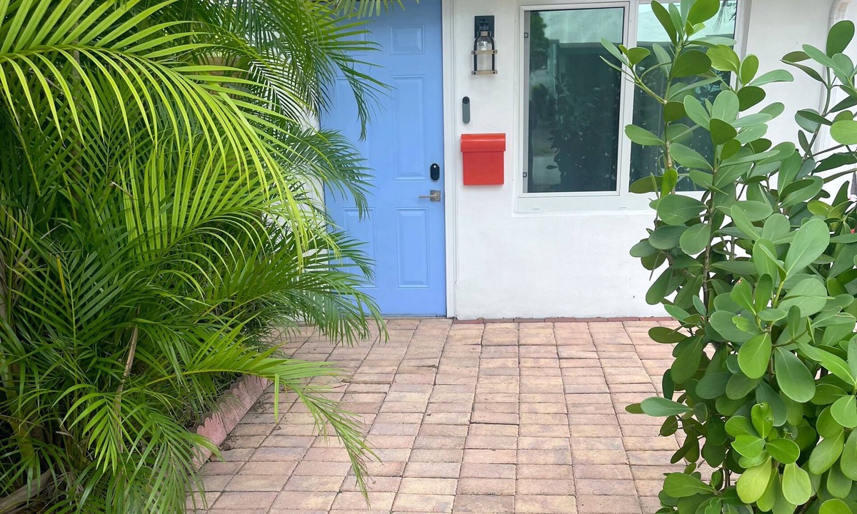 Croissant Park Cottage | Private centrally located Fort Lauderdale cottage