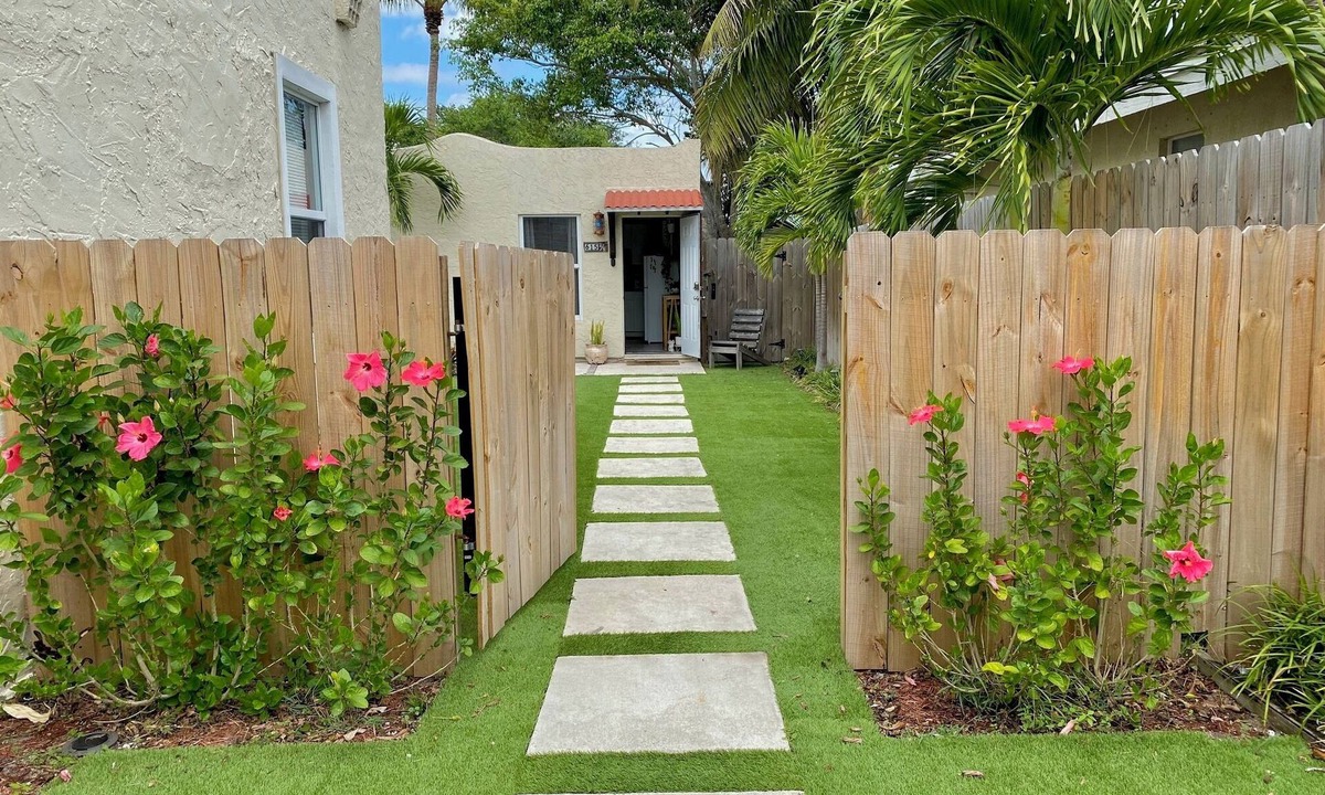 Parker Ridge House | Private charming King bed cottage quick drive to downtown and beach