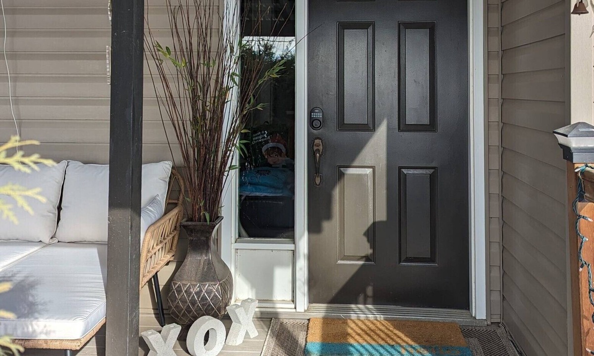 Division No. 8 House | Private guest suite on Acreage between Gull Lake & Sylvan Lake- Bee themed room