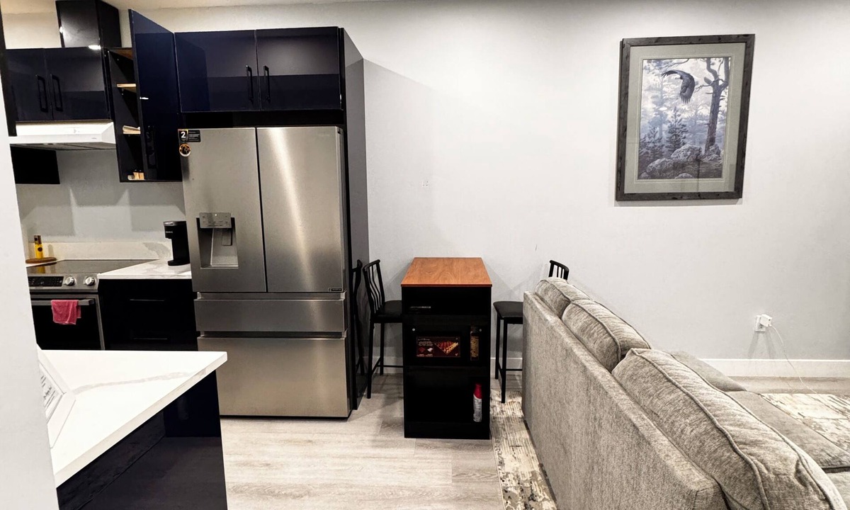 Calgary House | Private & Legal Basement Suite | Separate Entrance | Self Check-In