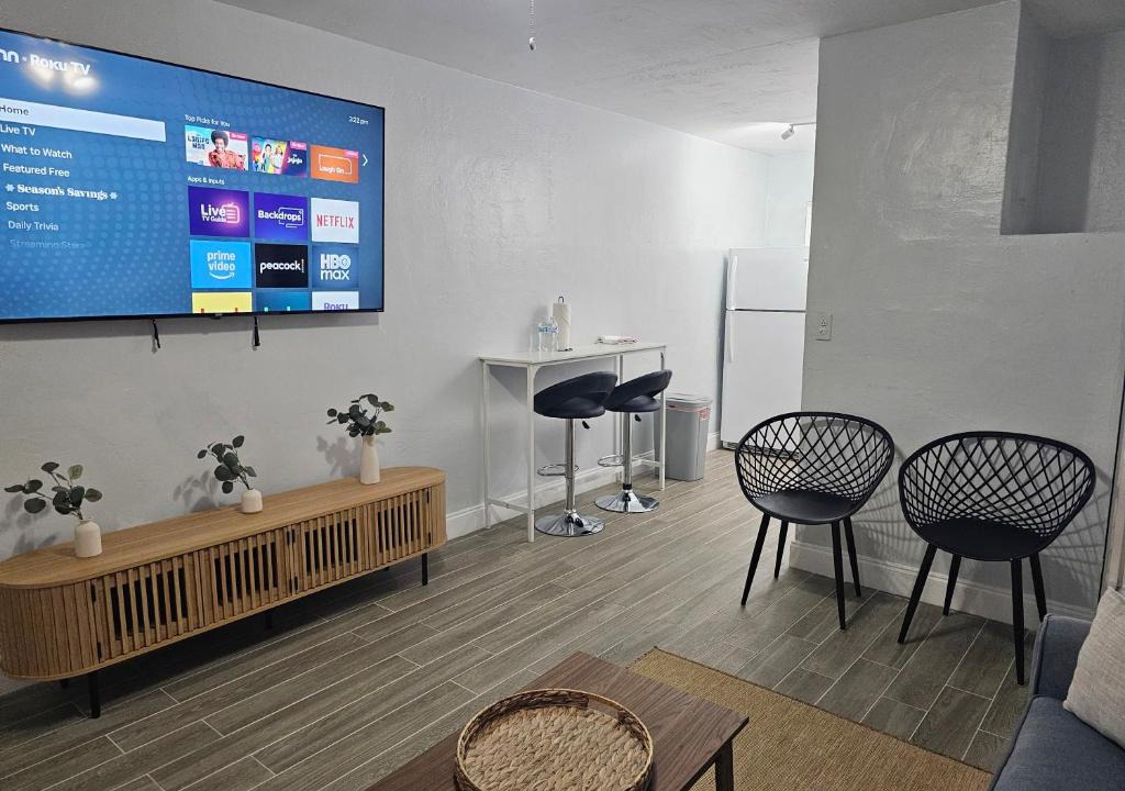 West Park Apartment | Private Modern 1 Bedroom 6 Miles to Hard Rock Stadium