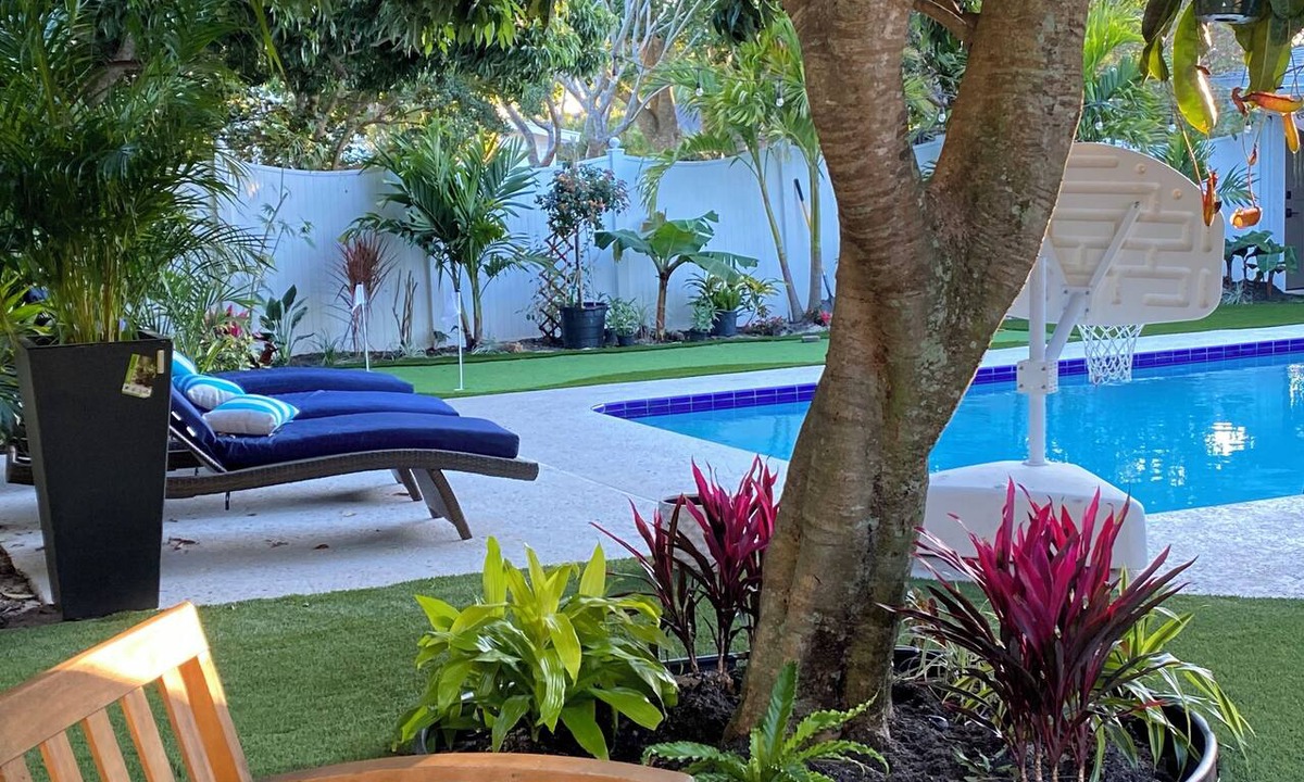 Florida North Atlantic Coast House | Private Palm Beach Pool Home Putting Green near BEACH Restaurants