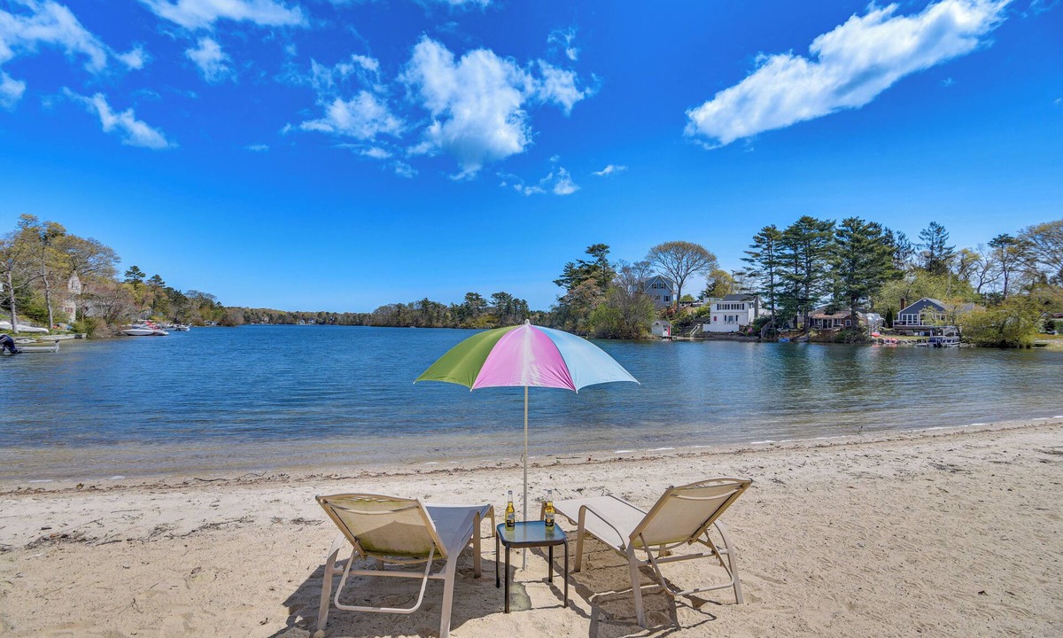 White Island Shores Cottage | Private Pond w/Beach! Family Cottage in Wareham