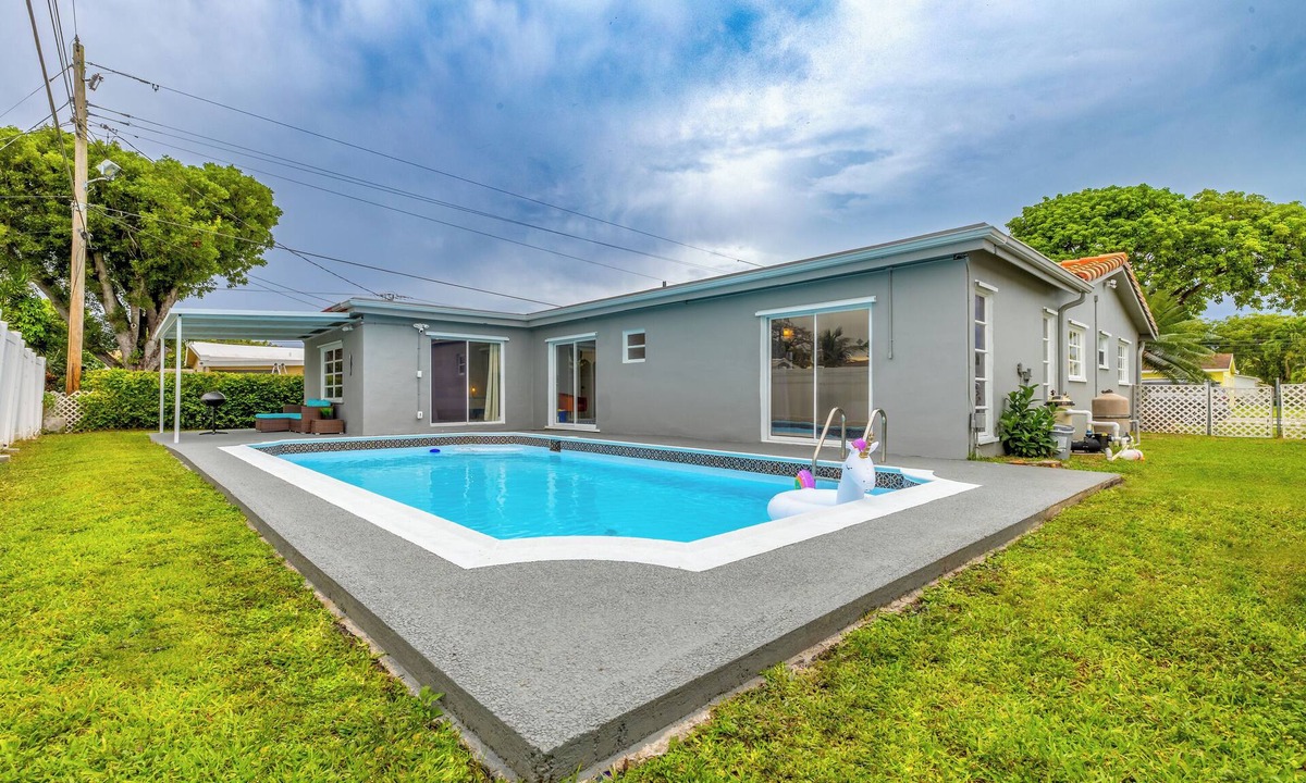 Margate House | Private Pool, Patio & BBQ Near Beaches & Casino