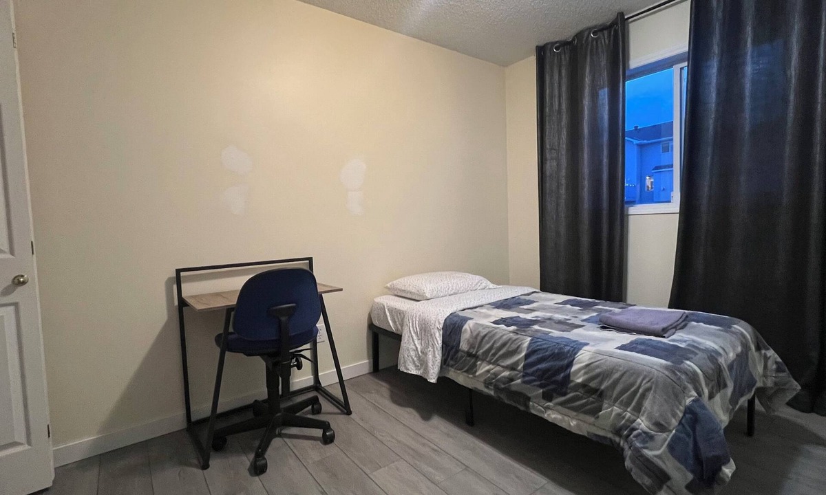 Northeast Edmonton House | Private Rooms Close to Superstore,Walmart Londonderry Mall & Costco
