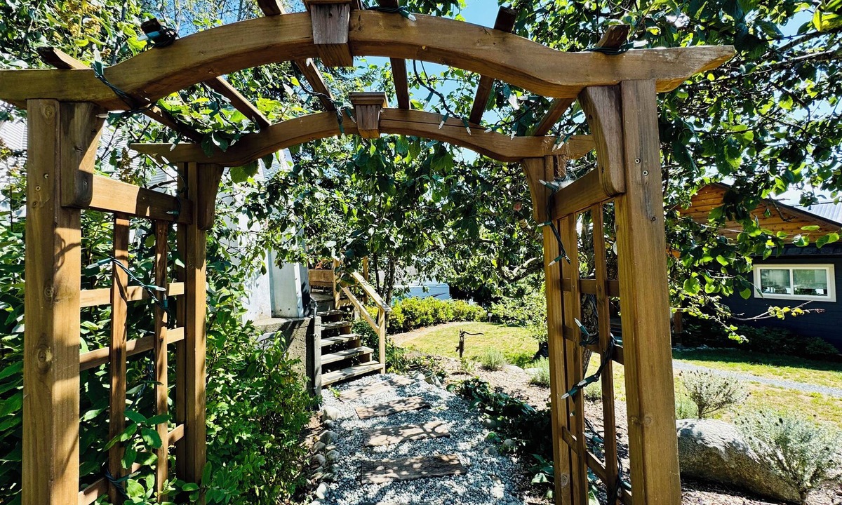 Powell River Apartment | Private studio, beach access, hot tub, storm watching pet friendly - Heron Suite
