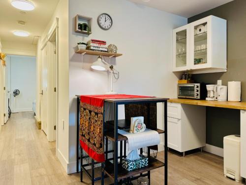 Hastings House | Private Suite - Near SkyTrain to DT - Free Parking