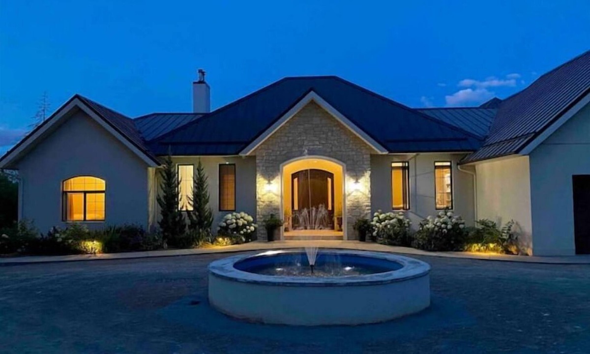 Duncan House | Private suite on peaceful estate. Near town, full kitchen, 20 acre farm-stay !