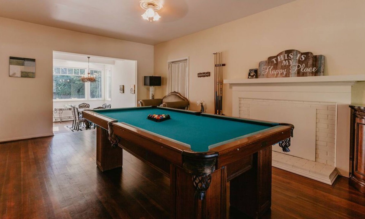 Kerrisdale House | Professionally Managed Cozy Home w/ Backyard
