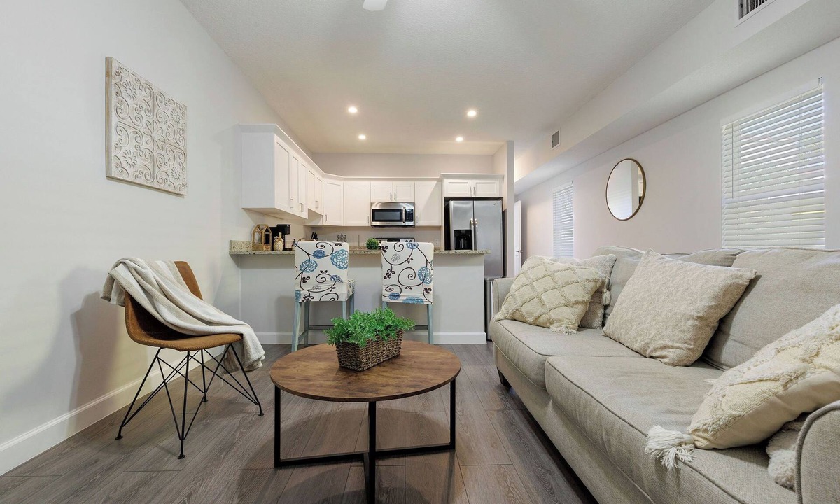 Southside House | Putt-Putt Paradise | Bright 2BR/2BA Near Palm Bch