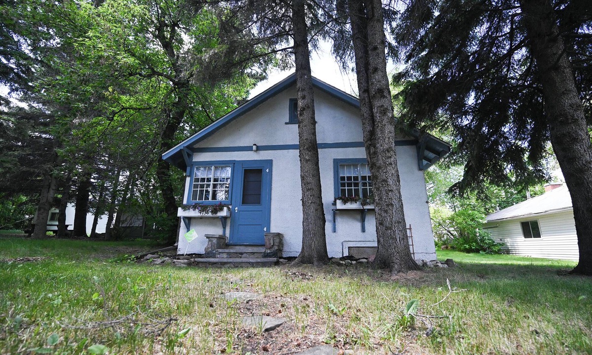 Sylvan Lake Cabin | Quaint Cabin blocks from Lakeshore drive, amenities and the beach!
