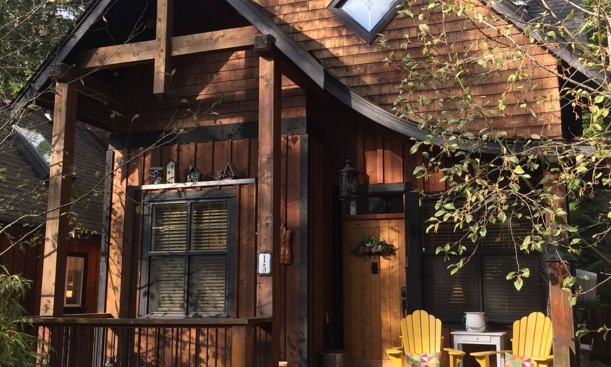 Shawnigan Lake Cabin | Quaint Cottage backing on to river, close to Shawnigan lake. (Sleeps 6)