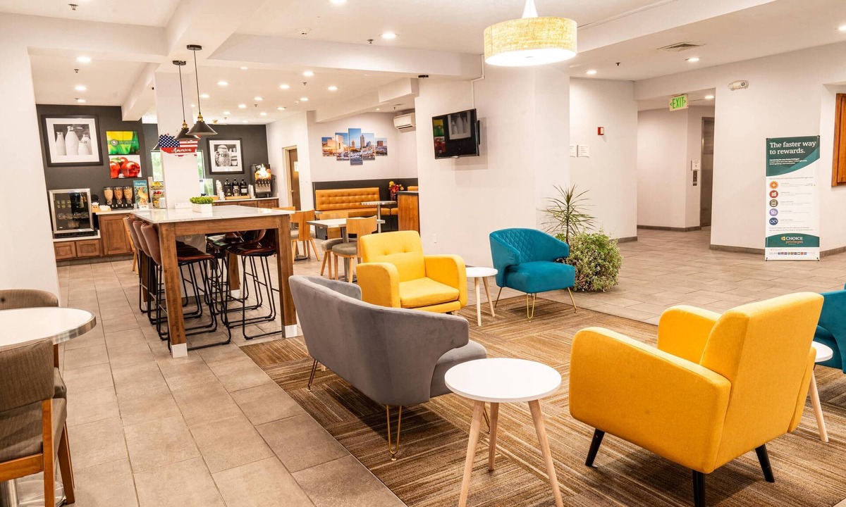 Oakwood Village Hotel | Quality Inn & Suites Oakwood Village - Cleveland South