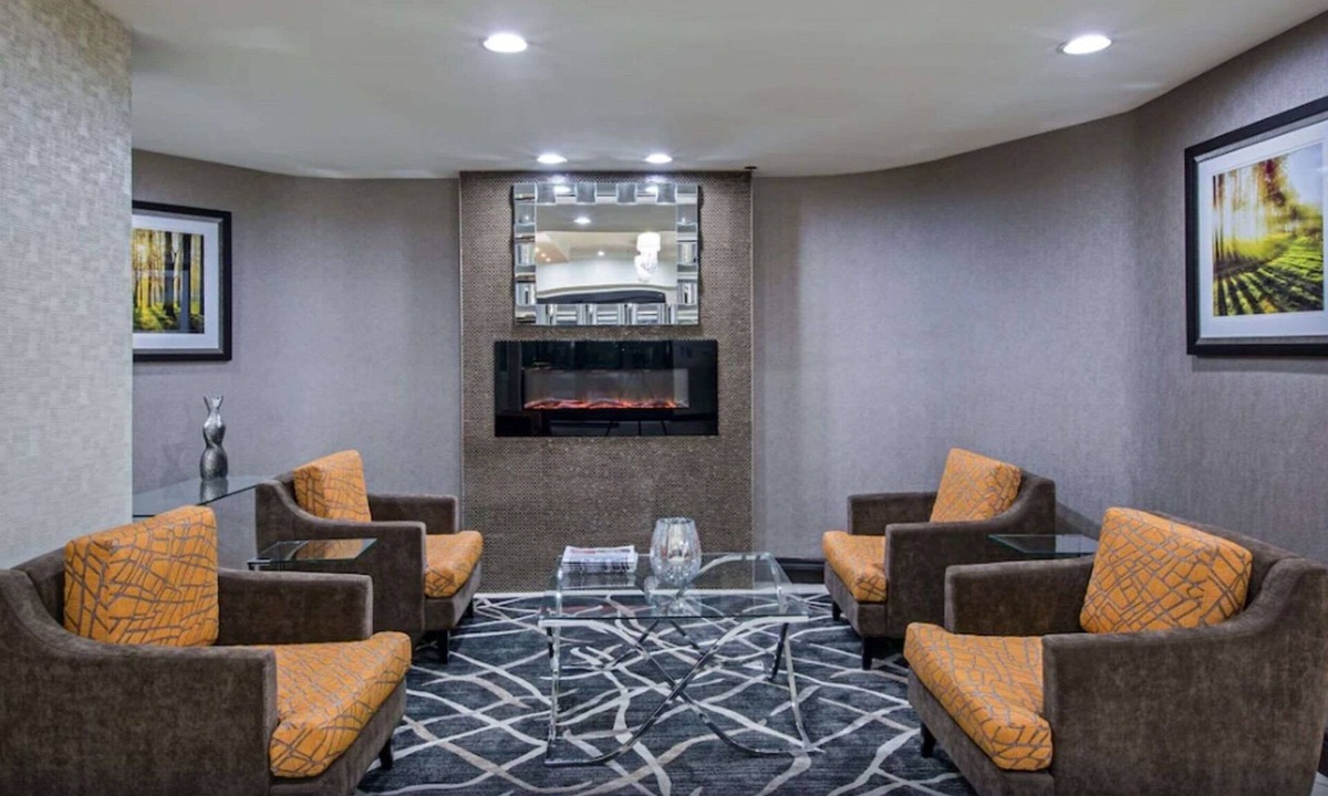 Regina Hotel | Quality Inn & Suites Regina Downtown