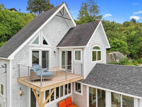 Spruce Head House | Quarry Village Compound; 4BR + Hot Tub on a workin