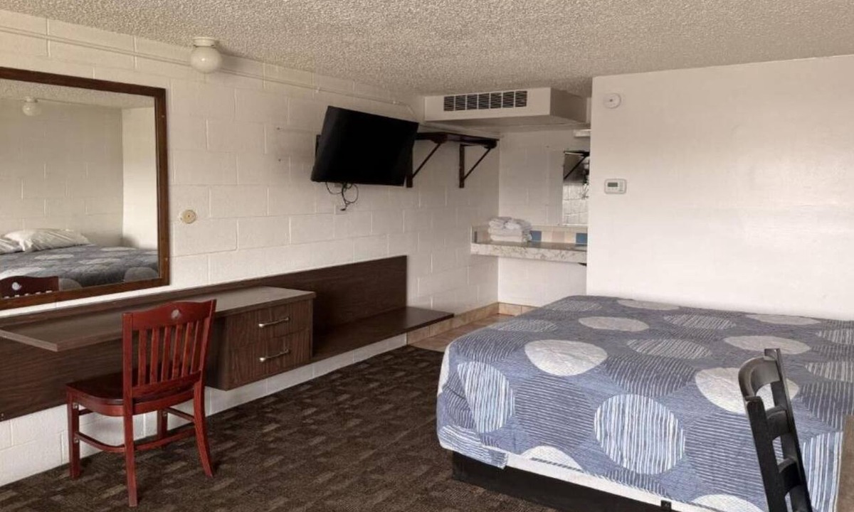 Rock Springs Apartment | Queen Bed Non-Smoking