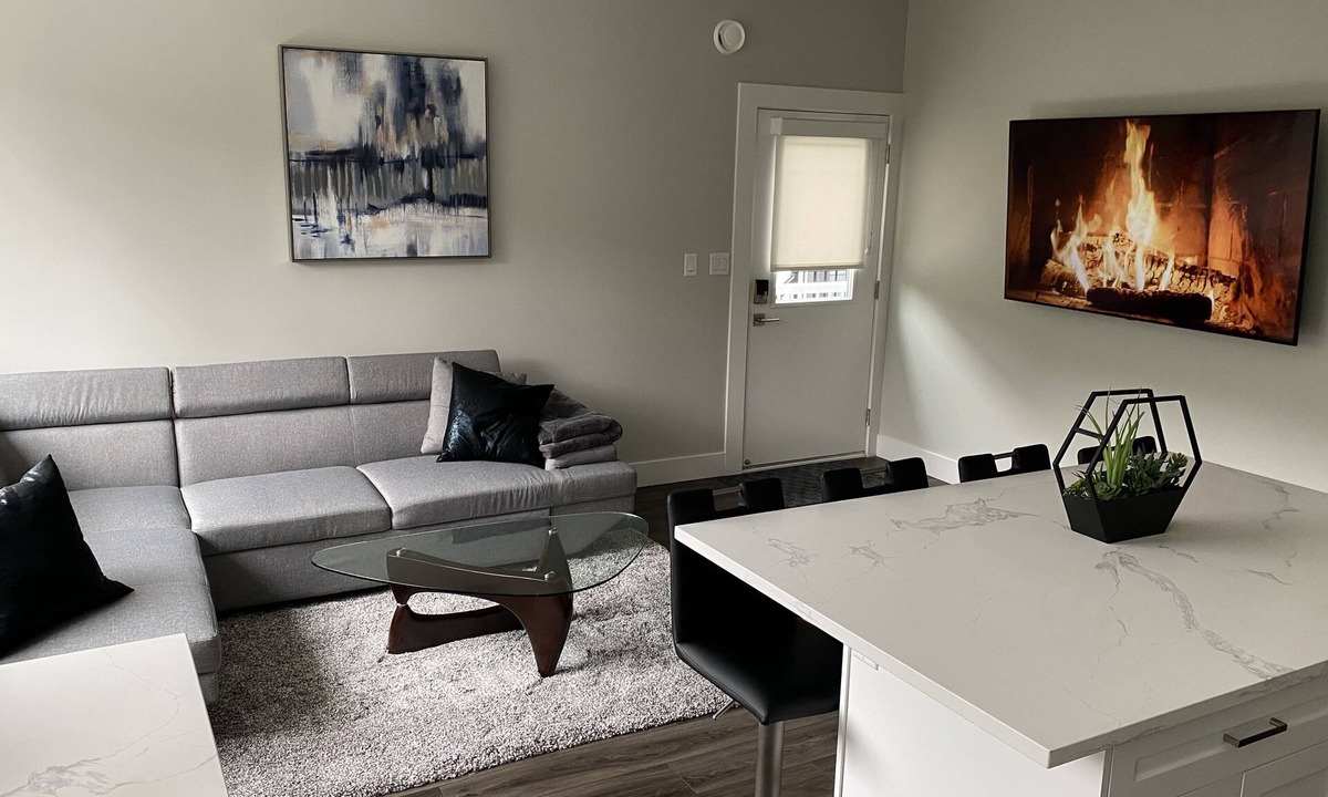 Langford House | Quiet Bright Luxurious & Clean Private Modern Suite with free Parking & A/C