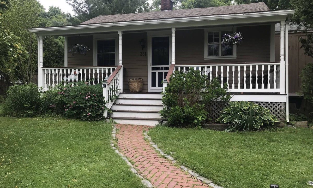 Middletown Cottage | Quintessential Cottage near beaches and Newport center.
