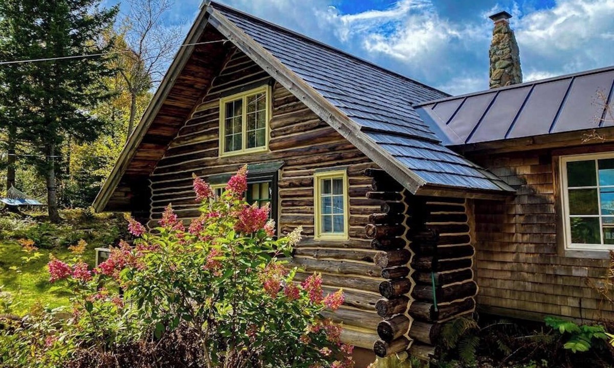 Warren House | Quintessential wilderness retreat with mtn views & kayaks - dog-friendly