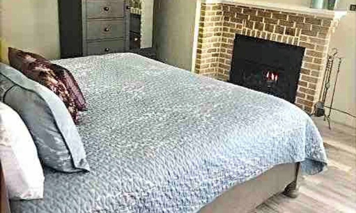 Westcliffe Hotel | Ravens Avenue 4rm Suite on Main, king bdrm w/fireplace, patio w/grill, dog ok