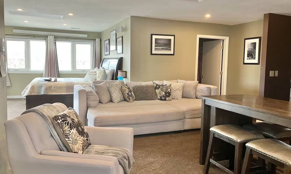 Westcliffe Hotel | Ravens Sunny Days King Studio w/Kitchenette, w/d, deck fire pit/grill