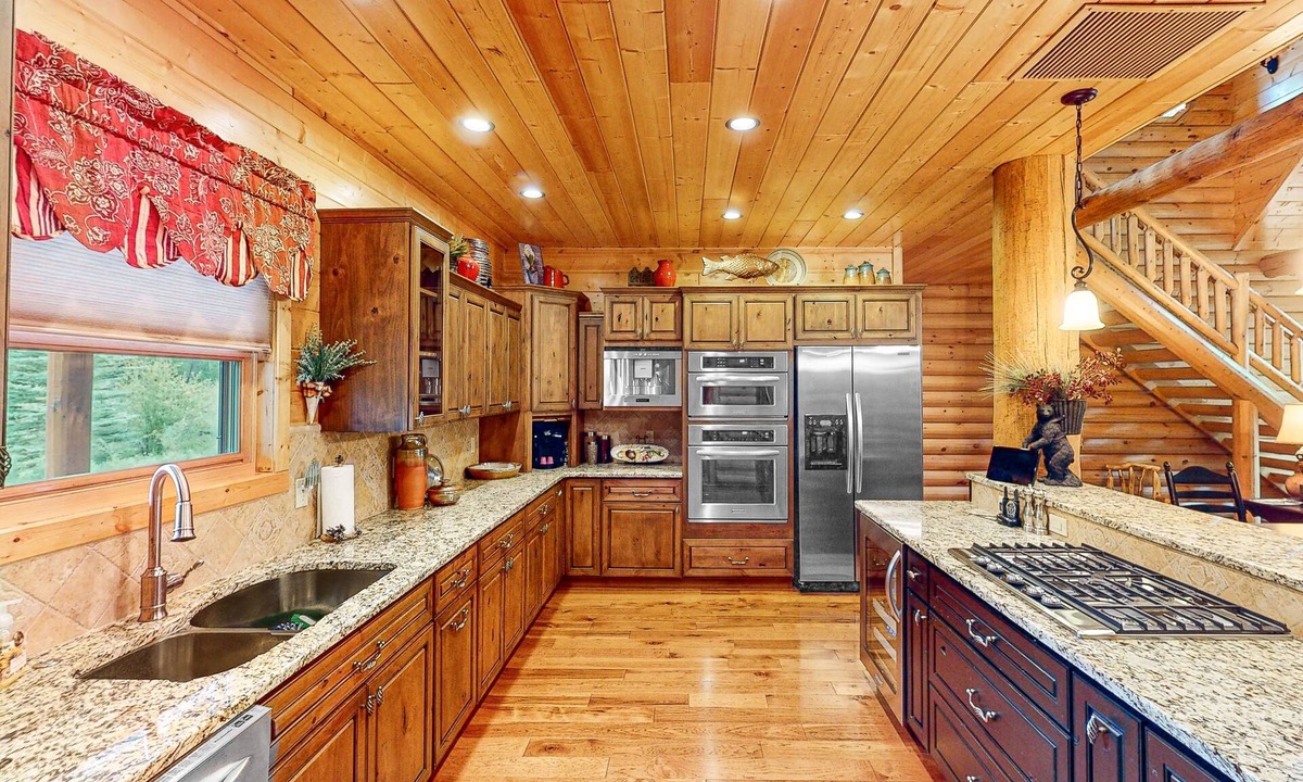Almont Cabin | Reids River Retreat | Waterside cabin in Almont with deck, grill, & river access
