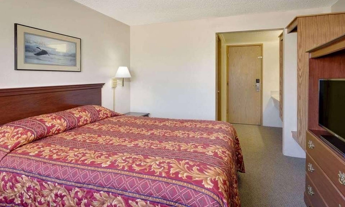 Evanston House | Relax and Recharge in Knights Inn Evanston! Free Parking, Pets Allowed