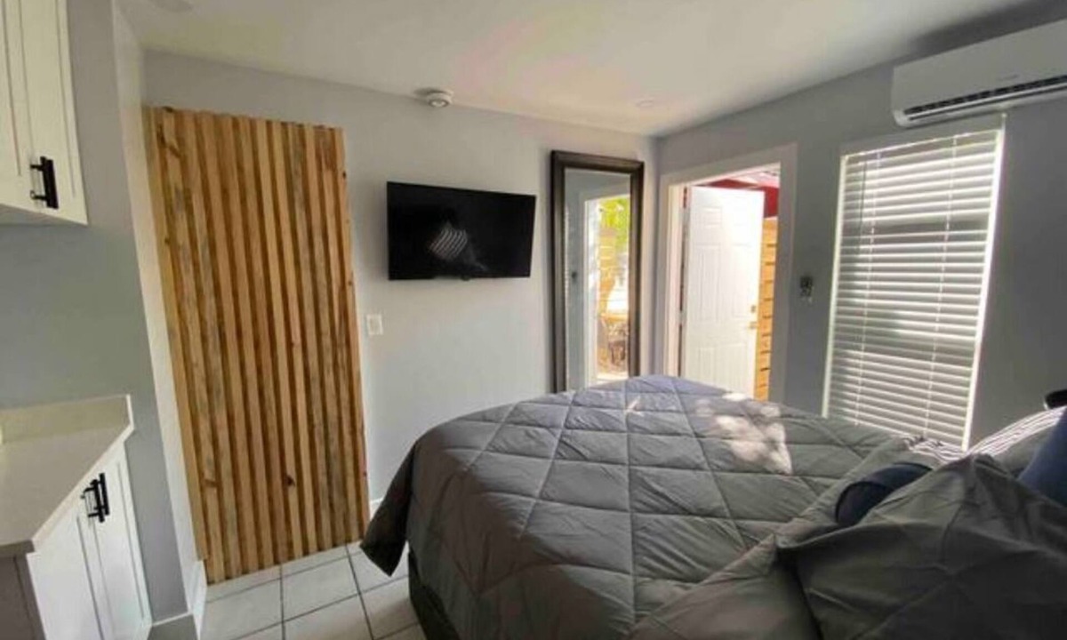 East Fort Lauderdale Cottage | Remodeled Beach Cottage, Queen Bed , Walk to Ocean, Dining & Shops!