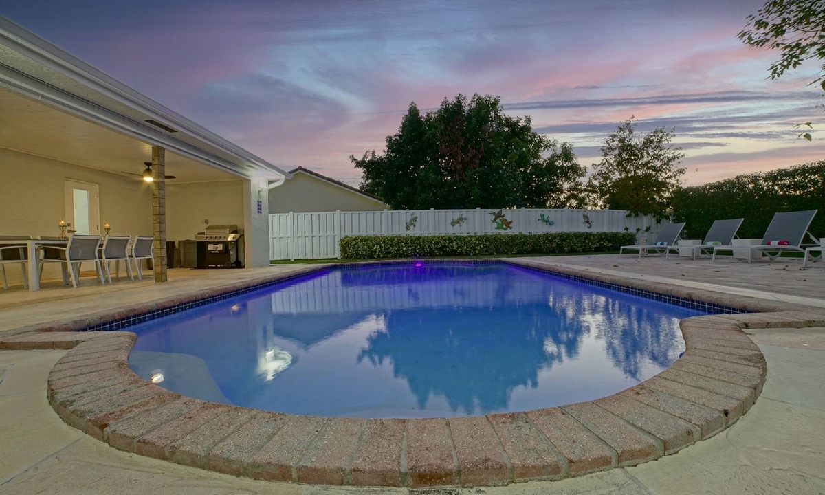 Sherwood Forest House | Renovated House Heated Pool Gourmet Kitchen Pet Friendly Walking to the Downtown