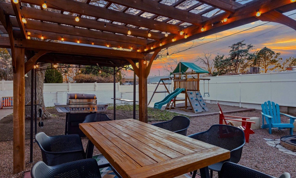Inez House | Retreat w/HotTub, Steam Room, BBQ, Arcade, Nintendo Switch, WorkSpace & W/D