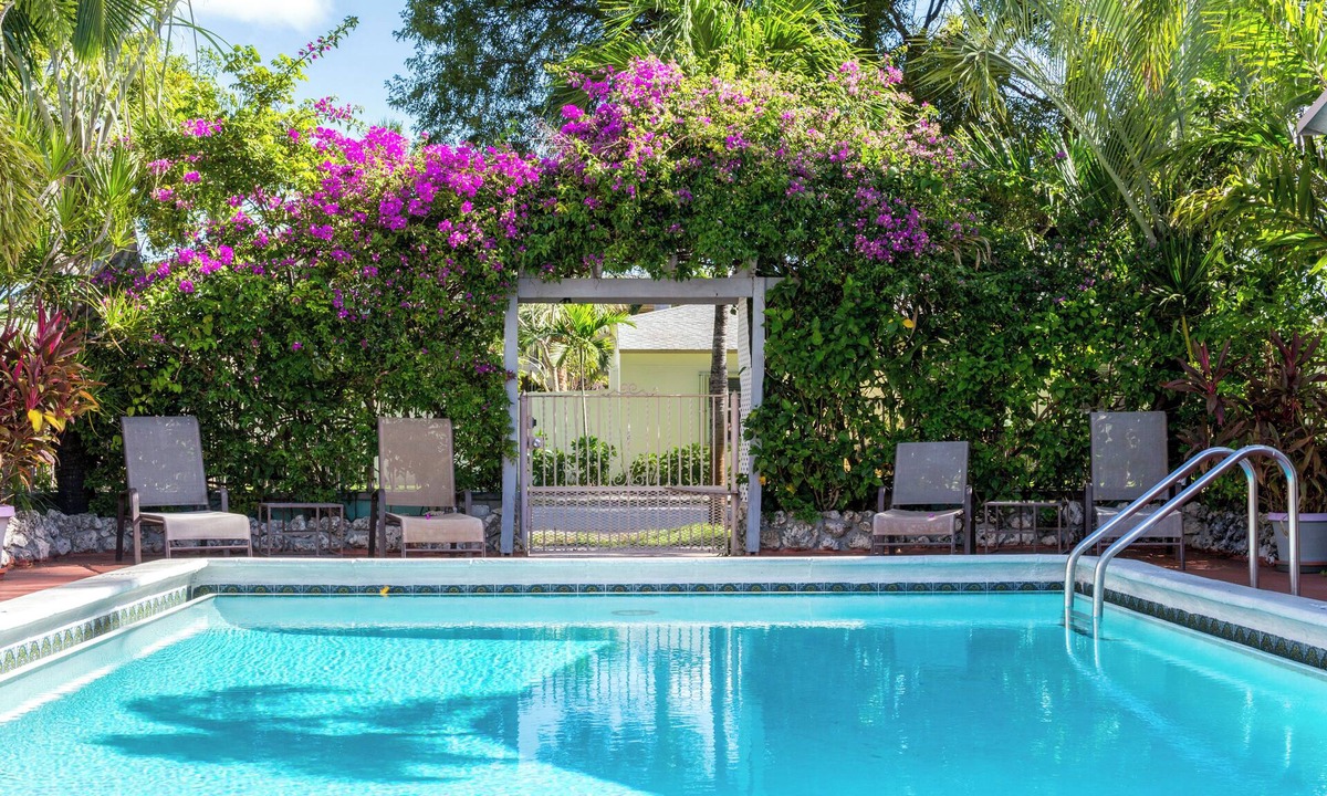 Hollywood Lakes Hotel | Richards Motel Courtyard