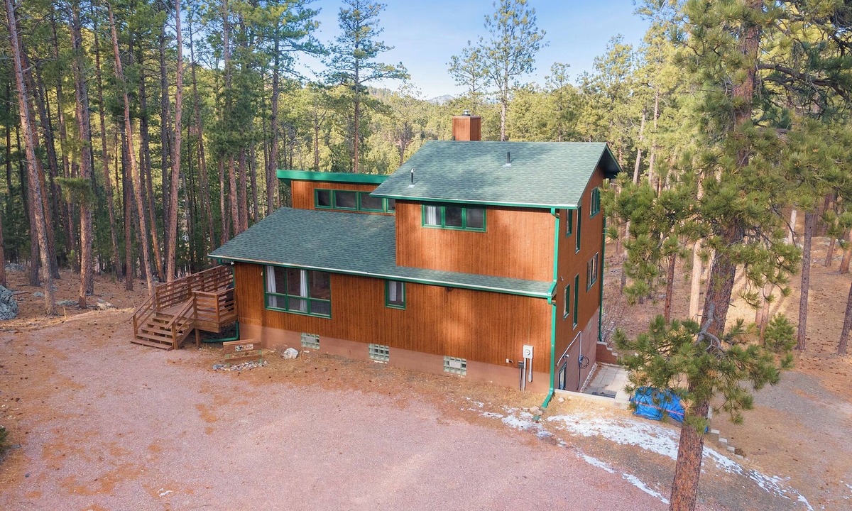 Rapid City House | Riley's Retreat Hot Tub and air conditioning!