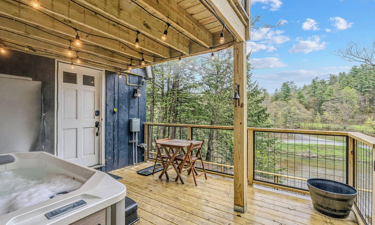 Taftsville House | River Bend Woodstock Getaway w/Hot Tub & Fireplace