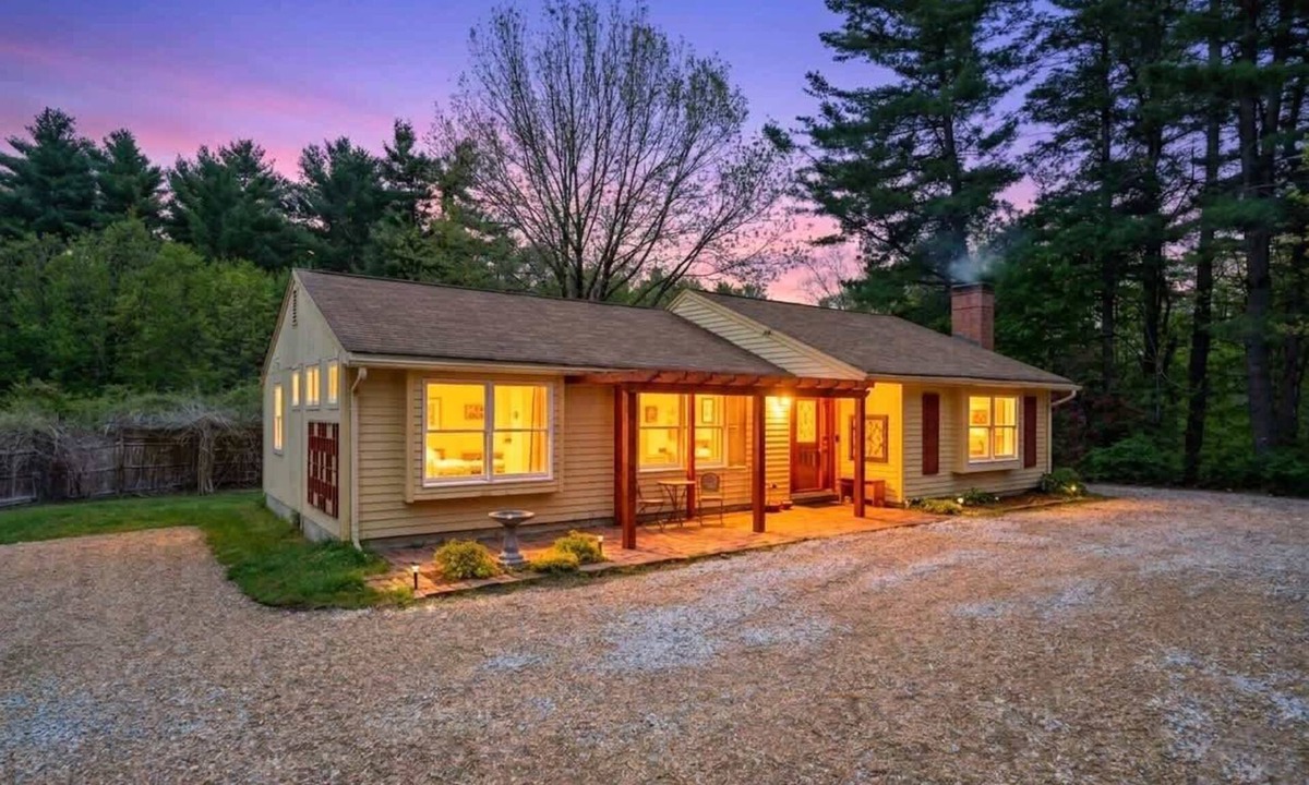 Epping House | Riverfront 2BR | Home King Suite | Patio & Grill