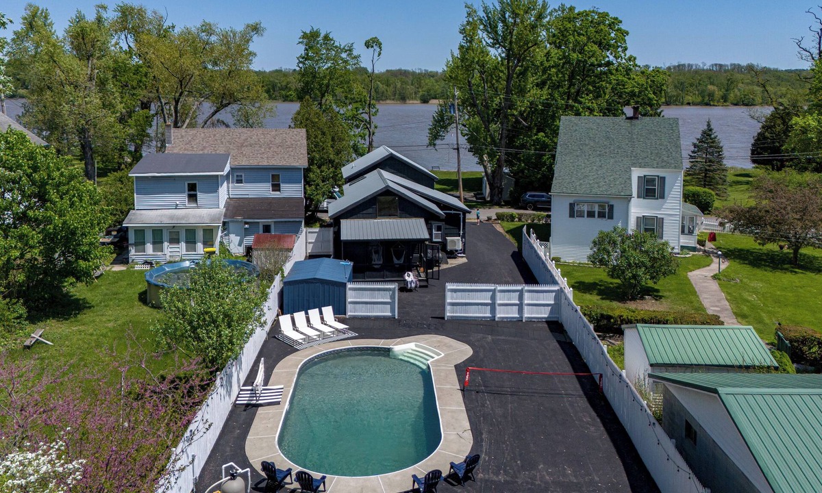 Coxsackie House | Riverfront escape sleeps 12 w/POOL, Hot Tub, Gazebo, Pickleball, PS5