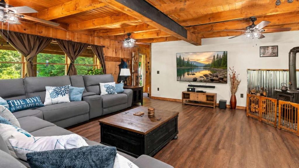 Sutton House | Riverfront Log Home - 28 Acres - Fire Pit