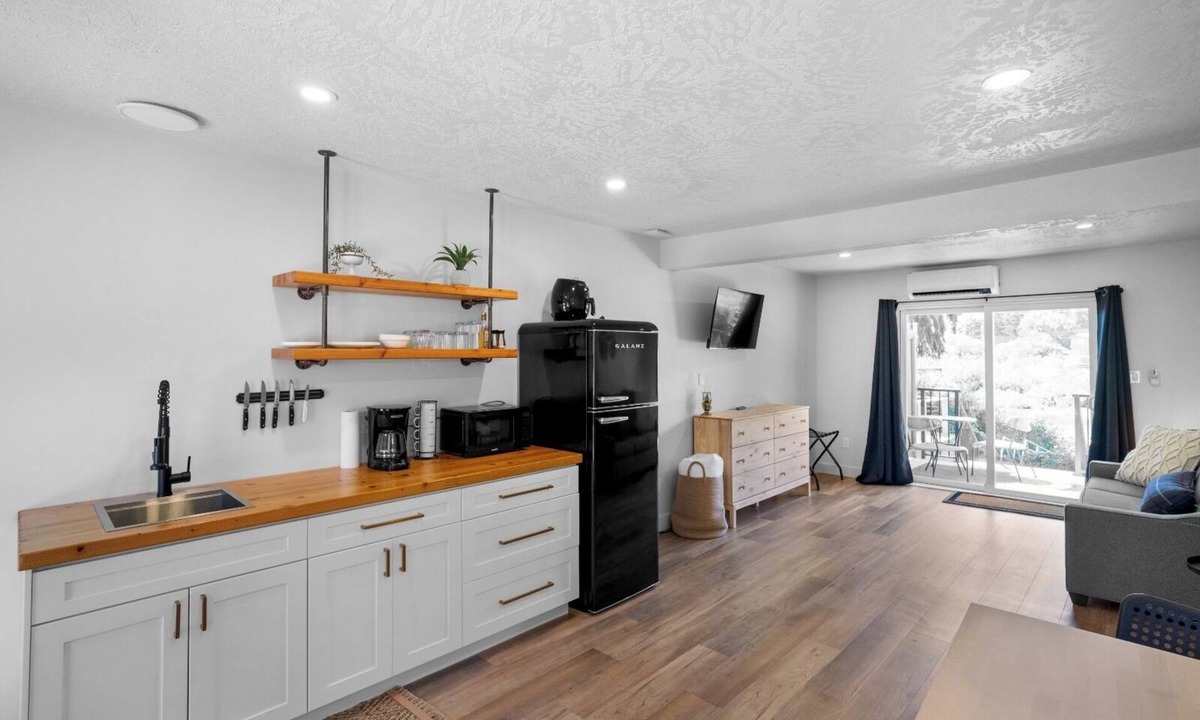 Lake Cowichan Hotel | Riverside Studio | Kitchenette, Firepit, BBQ, Dock
