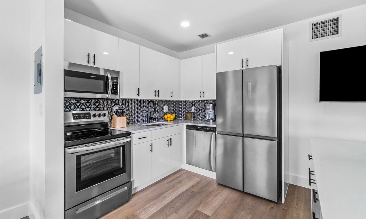 Deerfield Beach Apartment | Riverview Palms 2|Prime Waterfront|Pool|Walk2Beach
