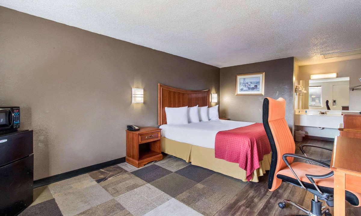 North Canton Hotel | Rodeway Inn Near Hall of Fame