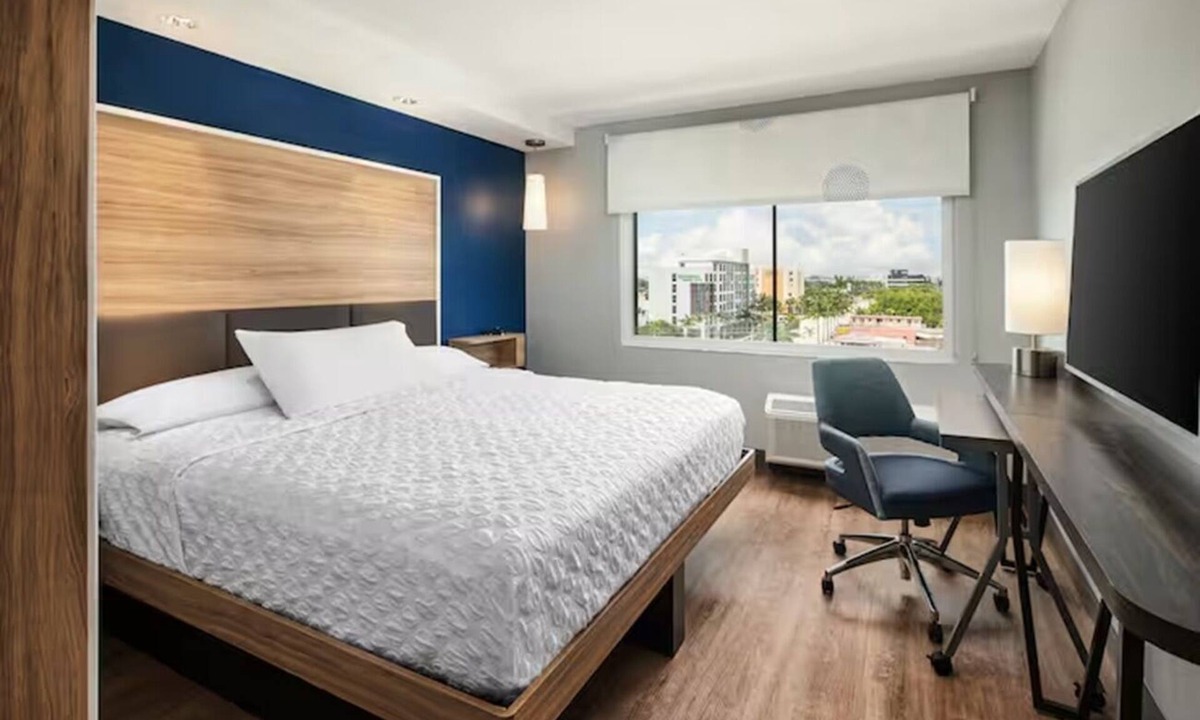 Dania Beach Hotel | Romantic Couple Getaway! | Walk to Marina & Frost Park, Parking, Free Breakfast!