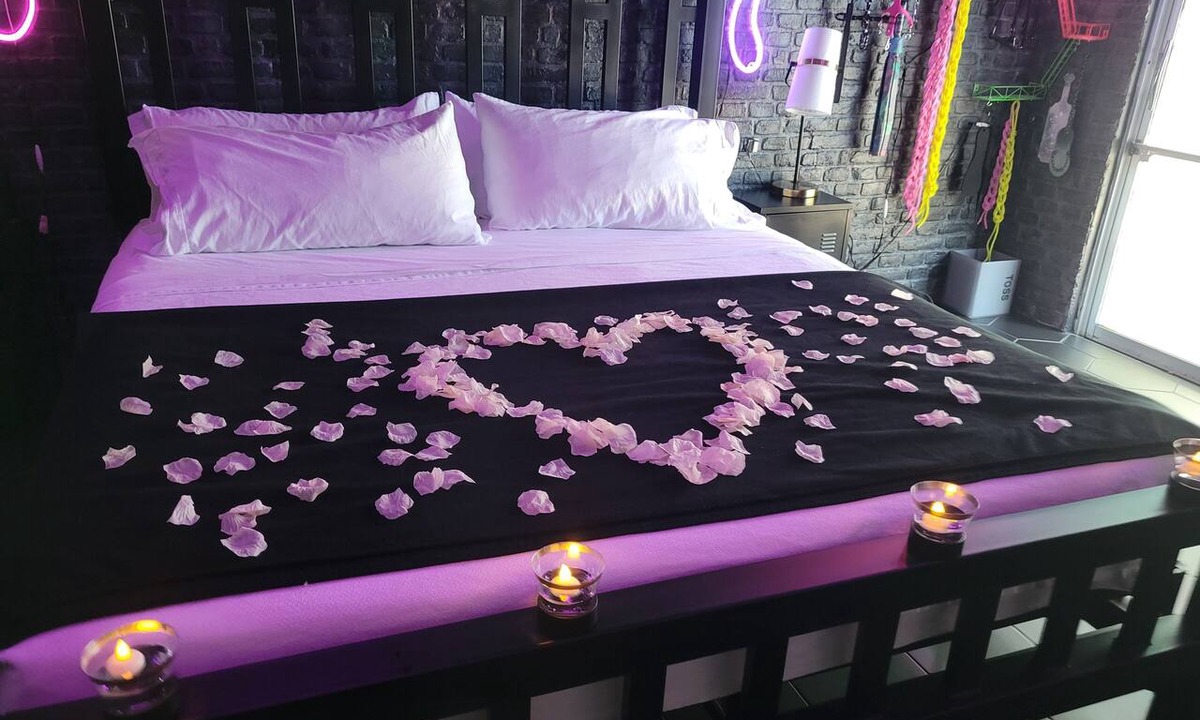 Cypress Gardens House | Romantic & Spicy Getaway w/Mermaid Pool & Hot Tub. Adults only!