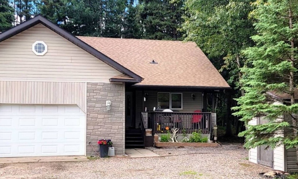 Chitek Lake Cottage | Ronnie's "Reel em Inn" Cozy retreat in Northern Saskatchewan.
