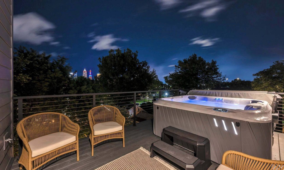 Tremont House | Rooftop Hot Tub + Sauna | Sleeps 10 | Skyline View