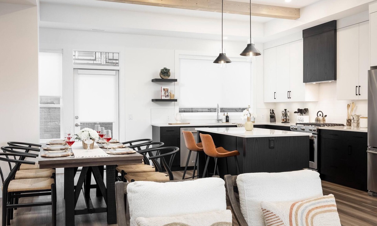 Central Okanagan House | Rooftop Patio/Hottub/Waterfront/4BED+4BATH