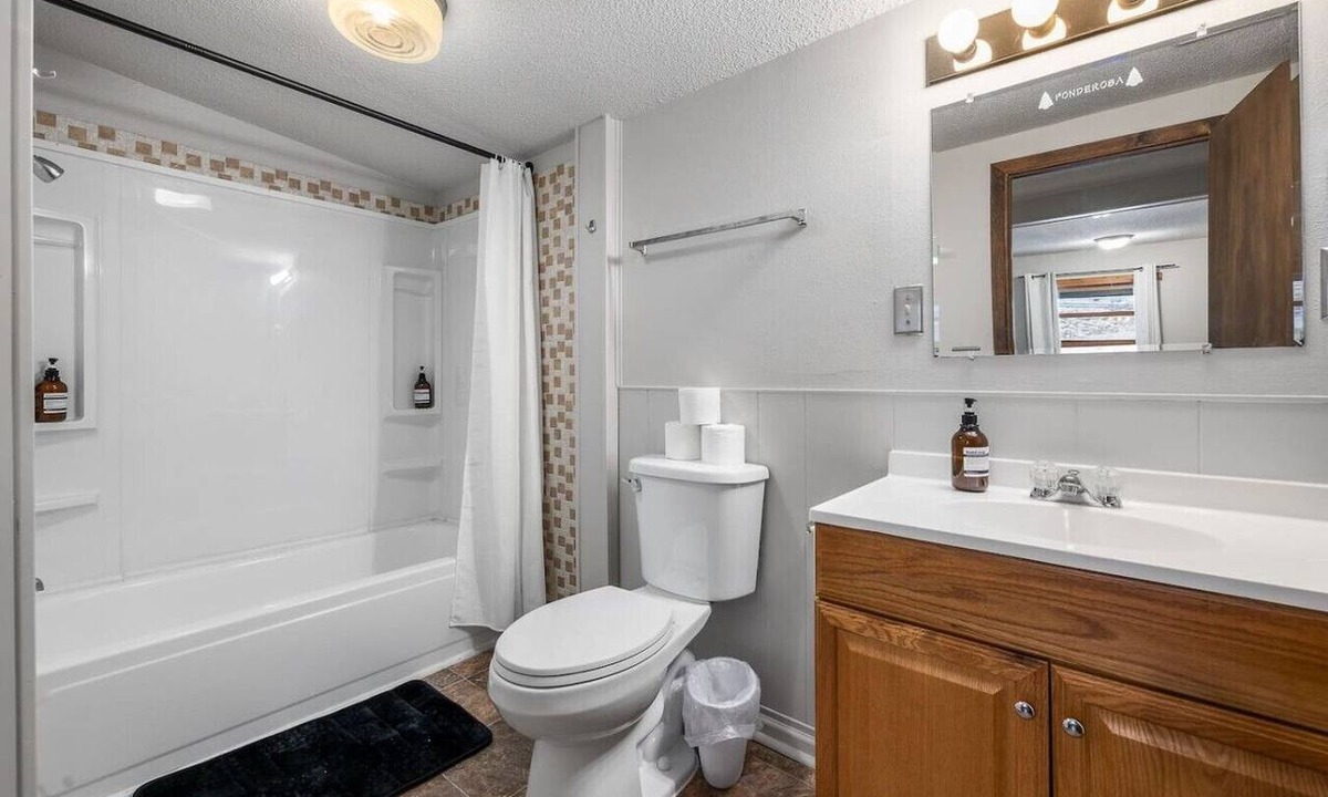 Deadwood Hotel | Room 16 – Classic Comfort