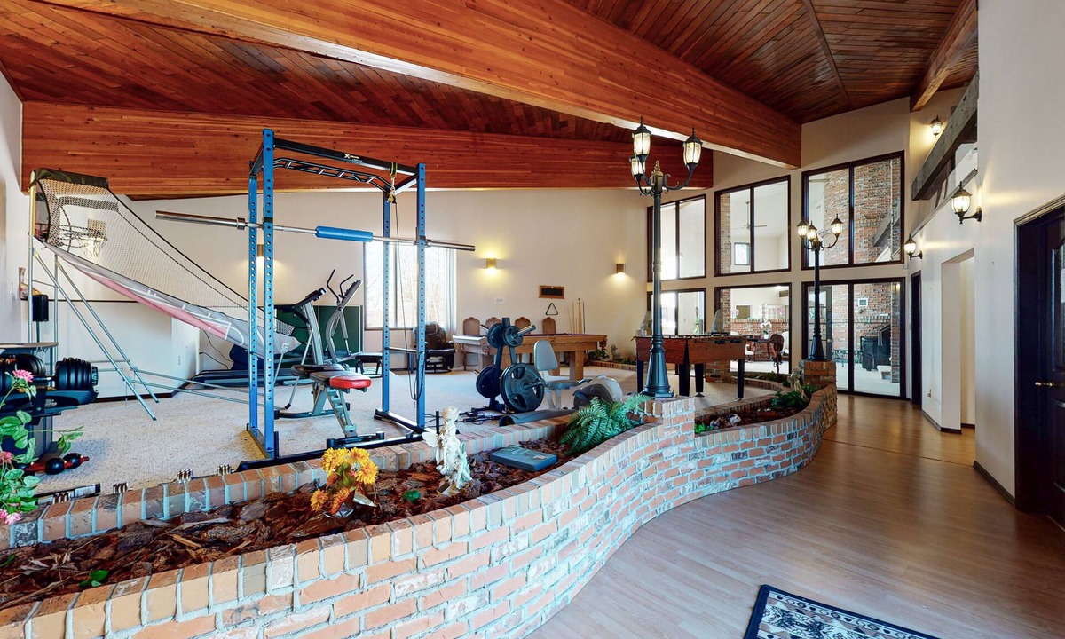 Legal House | room for rent in 8100 sq ft mansion in country