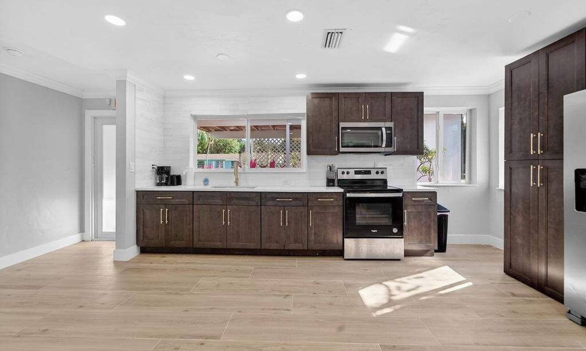 North Palm Beach House | Royal Palm Villa - 8 beds - Pet Freindly