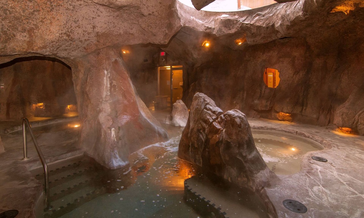 Banff Hotel | Rustic & Cozy Getaway |Amazing Cave-inspired +Pool