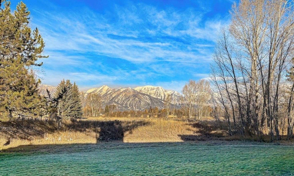 Jackson Condo | Rustic townhome near golf course with private sauna & deck