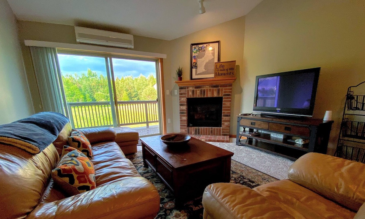 Carroll Apartment | S38 Great location for your White Mtns getaway, close to Cog, Mt Washington Hotel, 1 min to skiing!